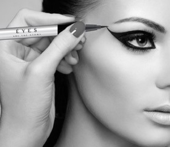 Cosmetics for Dry Eyes: Sensitive Skin Makeup Tips